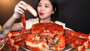 فرهنگ زنده خوردن خرچنگ از چین به ایران سرایت کرد+ فیلم